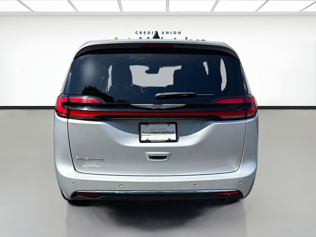 Used 2023 Chrysler Pacifica Touring-L FWD image 5