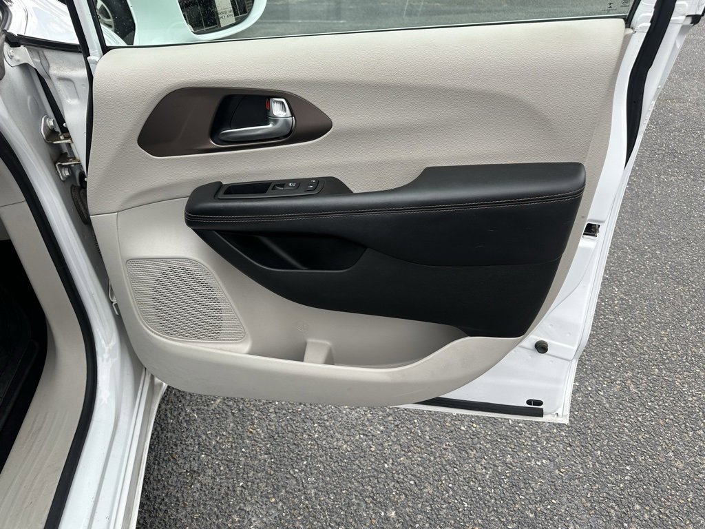 Used 2019 Chrysler Pacifica Touring-L image 20