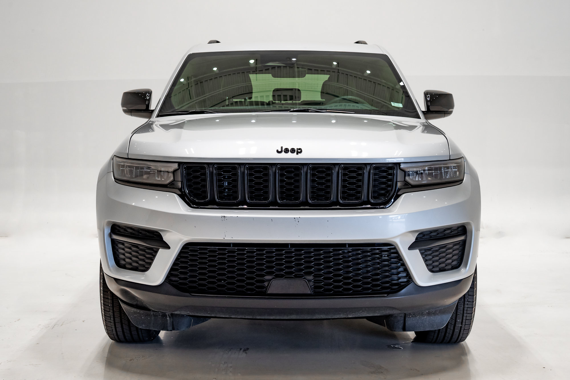 Used 2025 Jeep Grand Cherokee Altitude AWD/4WD image 4