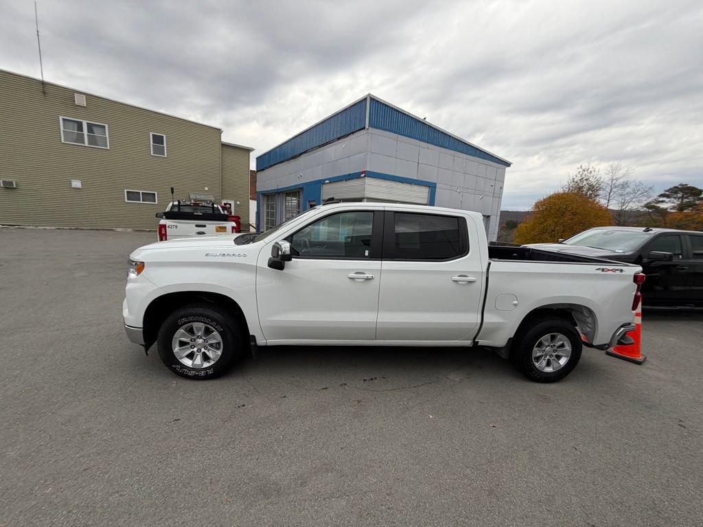 Used 2025 Chevrolet Silverado 1500 LT image 2