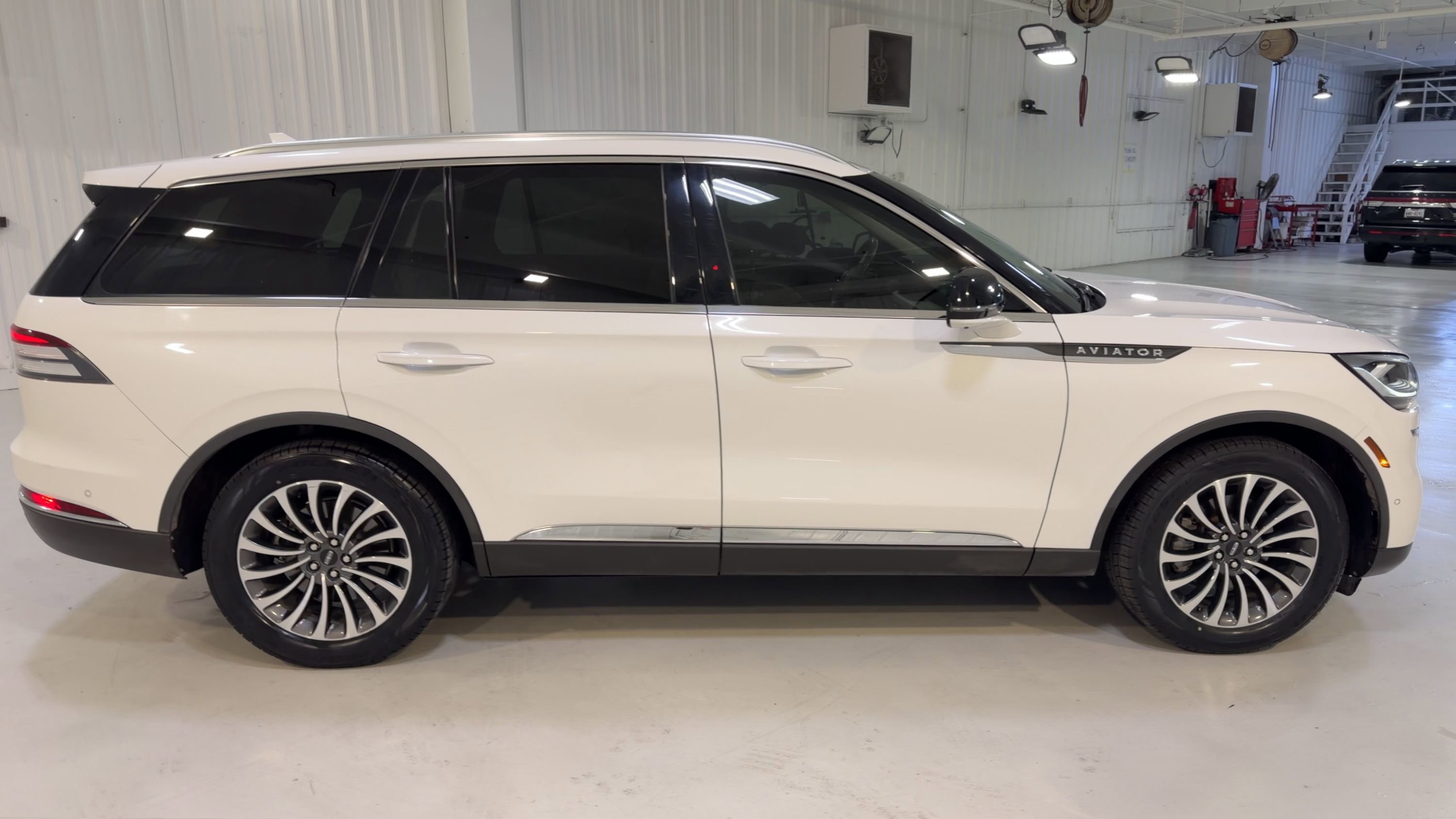 Used 2022 Lincoln Aviator Reserve w/ Equipment Group 201A image 2
