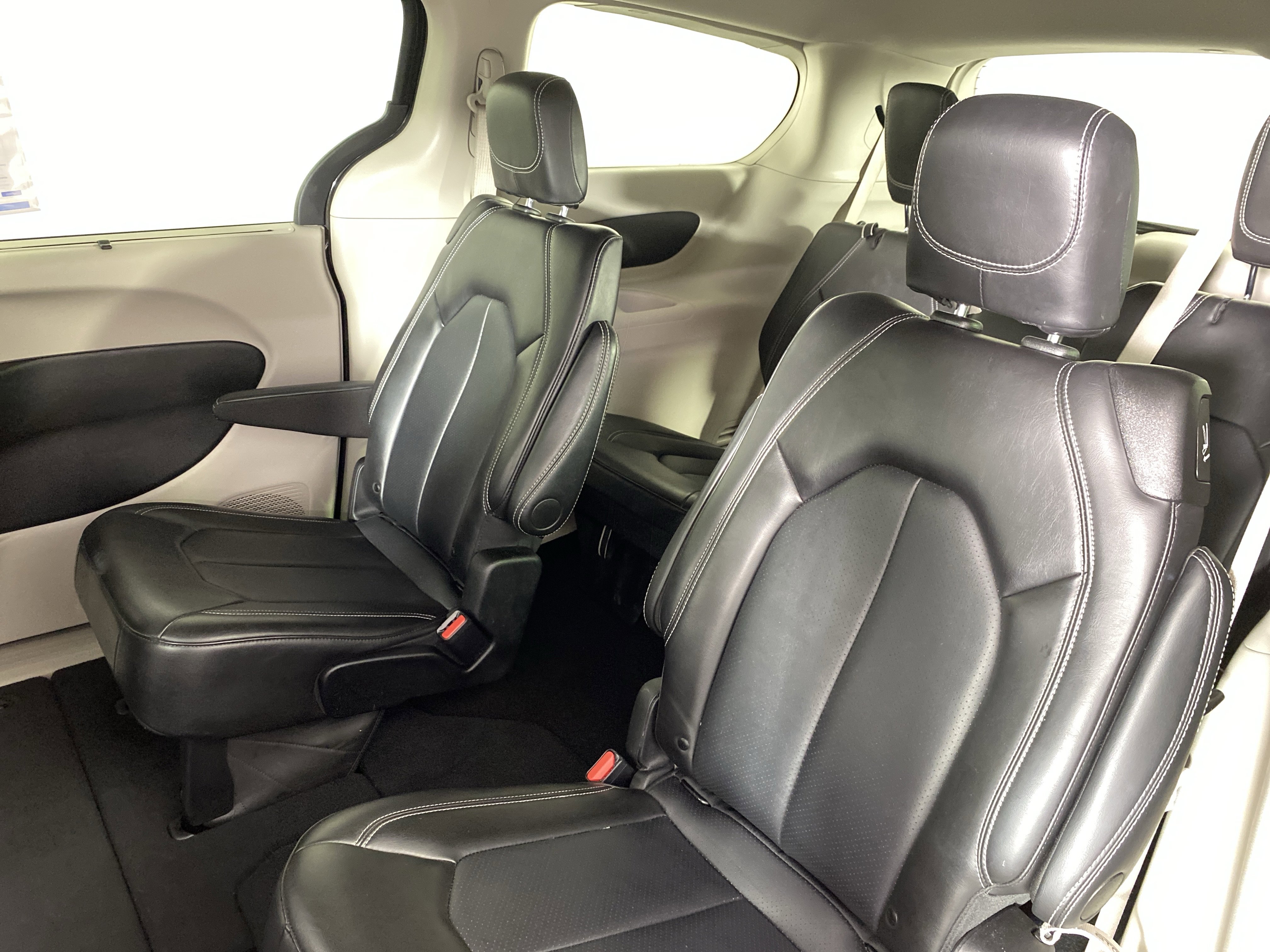 Used 2024 Chrysler Pacifica Touring-L image 32