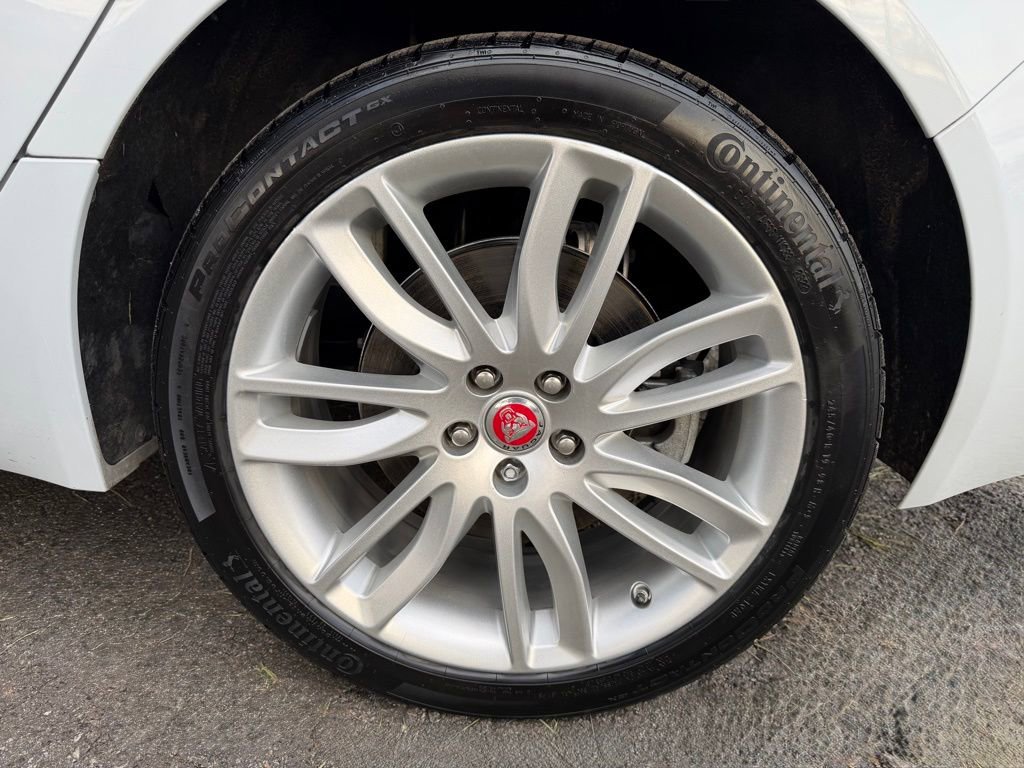 Used 2018 Jaguar XF Portfolio image 8