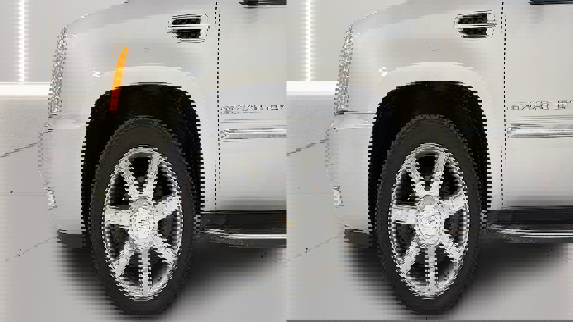 Used 2011 Cadillac Escalade ESV Luxury image 36