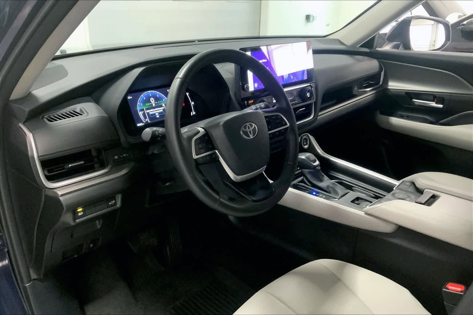 Used 2025 Toyota Grand Highlander AWD image 2