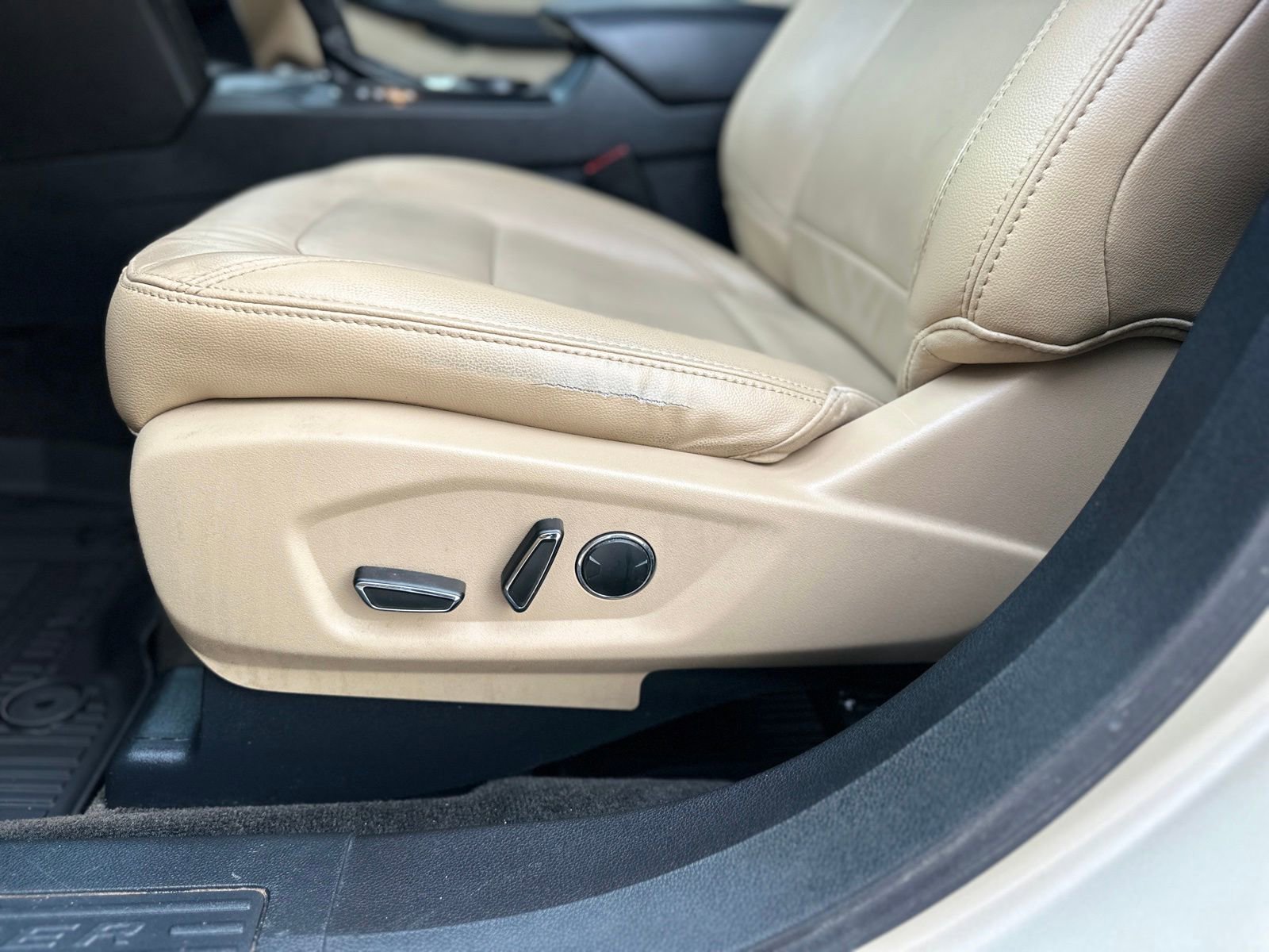 Used 2017 Ford Explorer XLT w/ Equipment Group 202A image 21