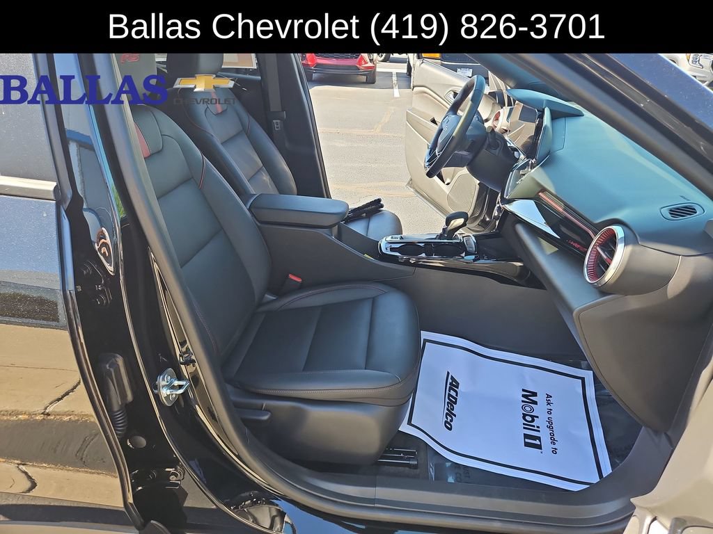 Used 2025 Chevrolet Trax RS w/ Sunroof Package FWD image 28