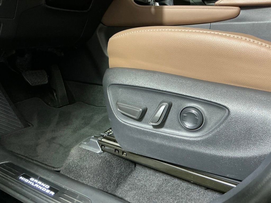 Used 2025 Toyota Grand Highlander AWD image 17