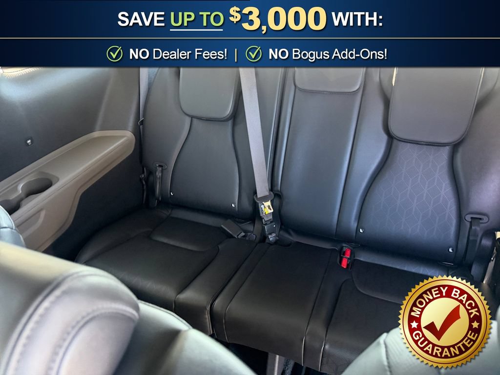 Used 2025 Kia Carnival EX FWD image 21