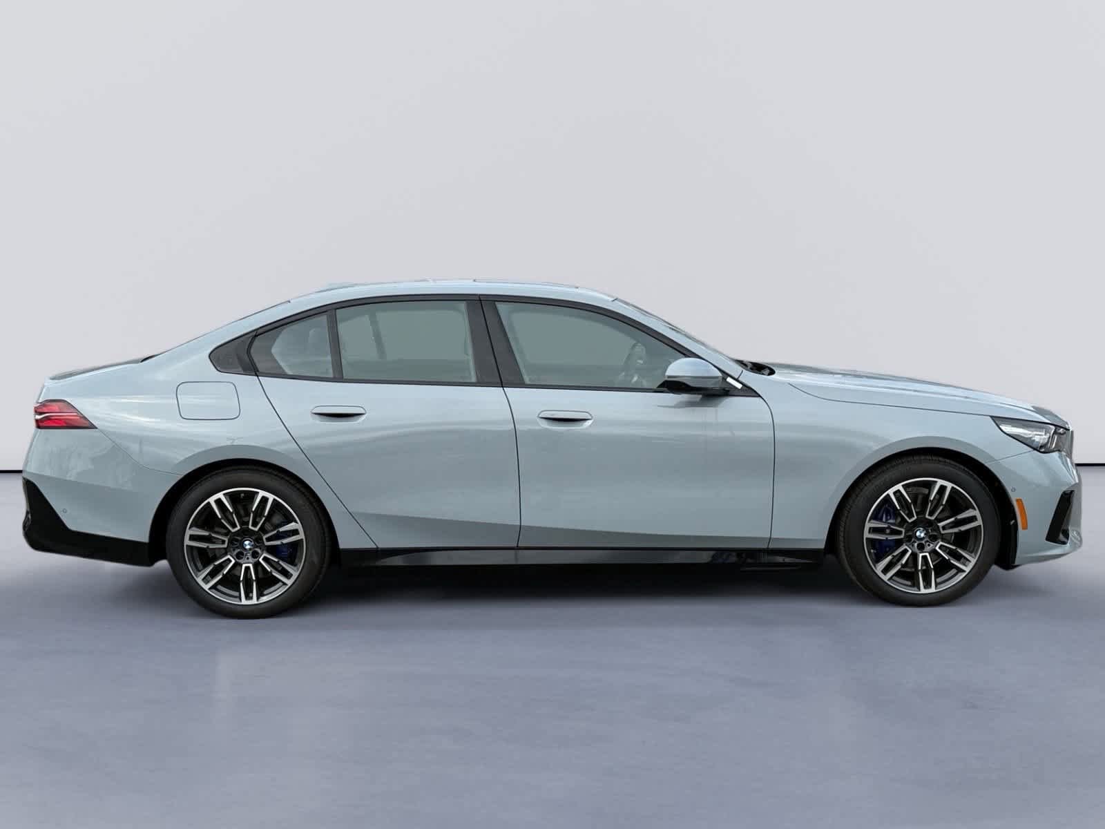 New 2026 BMW 530i xDrive w/ M Sport Package AWD/4WD image 2