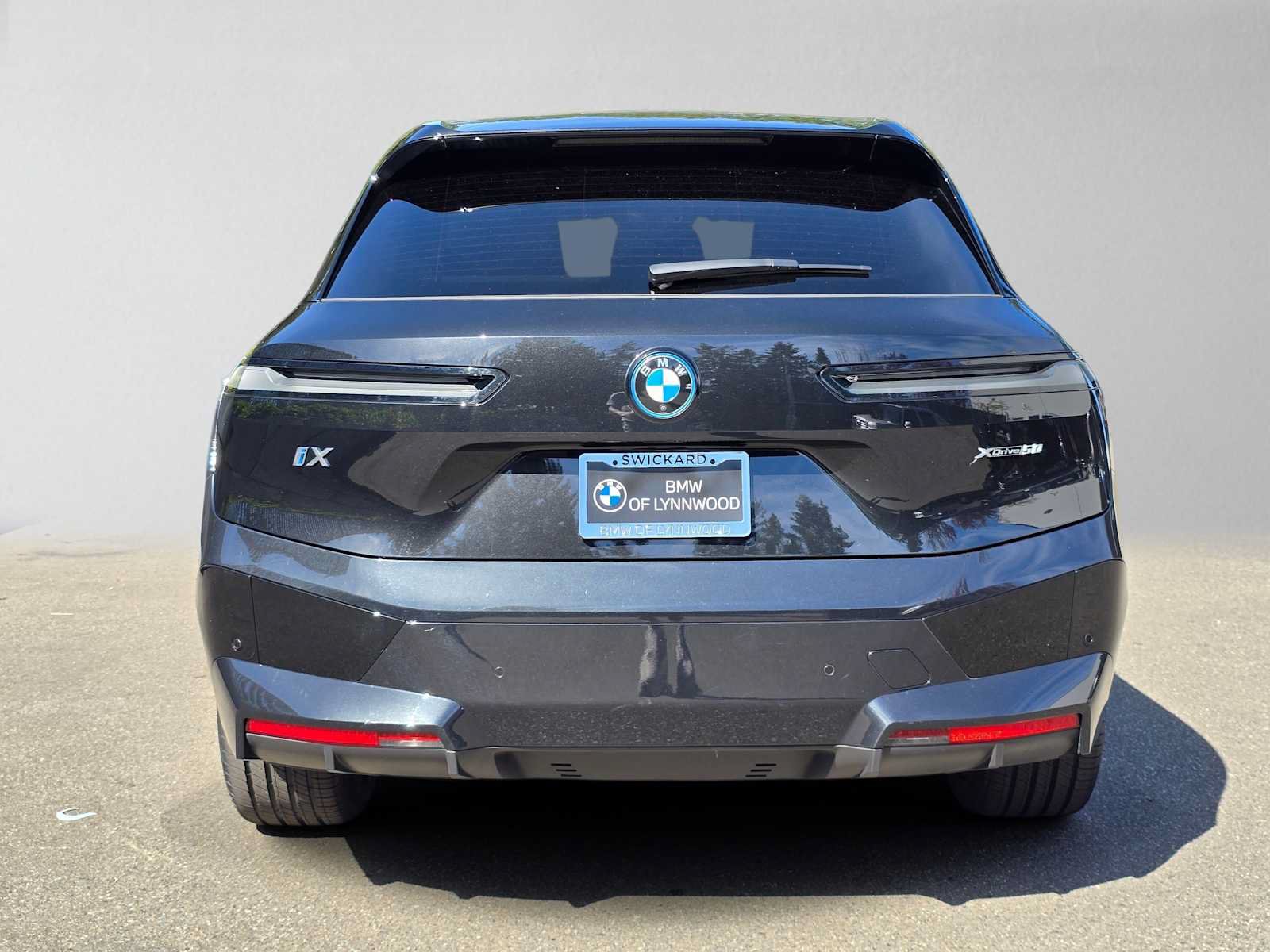 Used 2024 BMW iX xDrive50 w/ Premium Package AWD/4WD image 4
