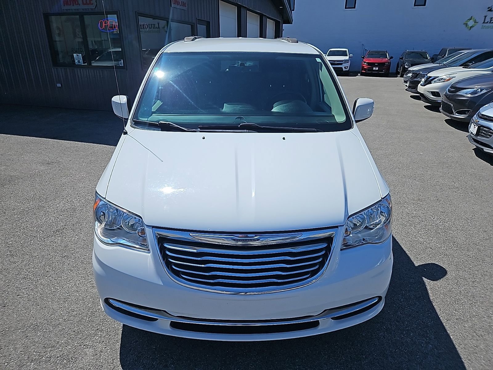 Used 2016 Chrysler Town & Country Touring FWD image 11