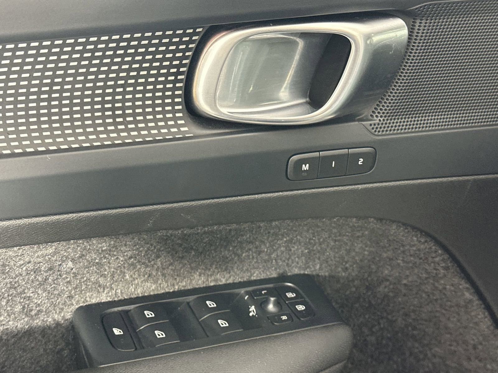 Used 2024 Volvo XC40 B5 Plus image 13