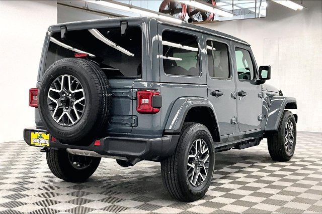 Used 2026 Jeep Wrangler Unlimited Sahara AWD/4WD image 14
