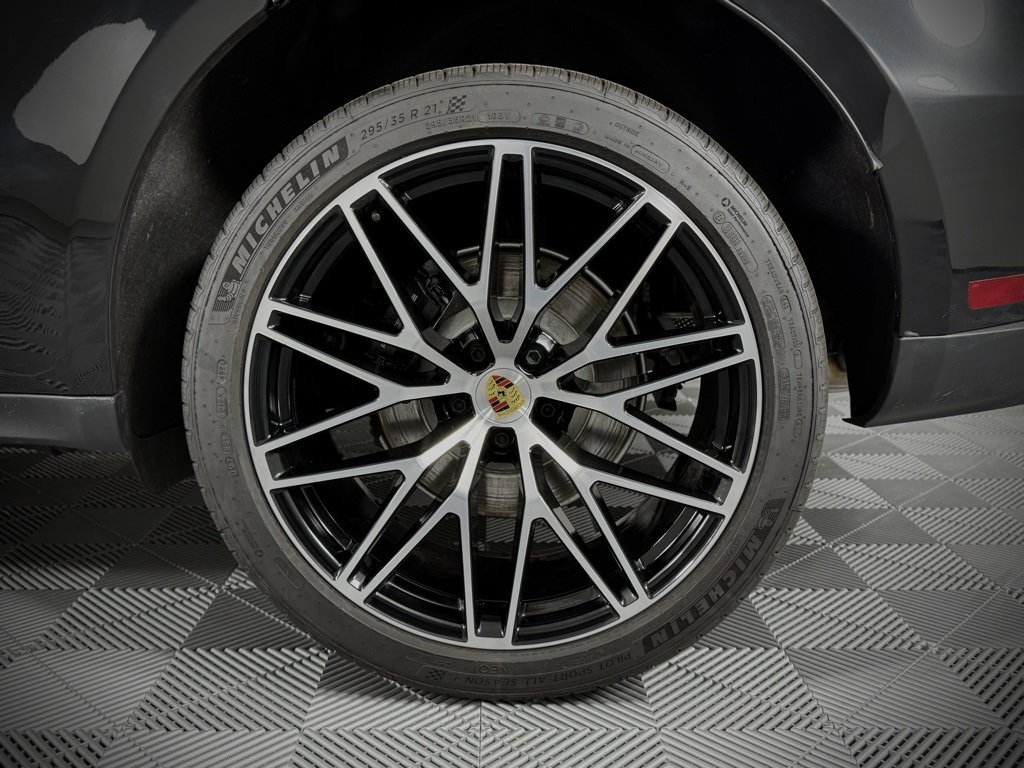 Certified 2025 Porsche Macan image 16