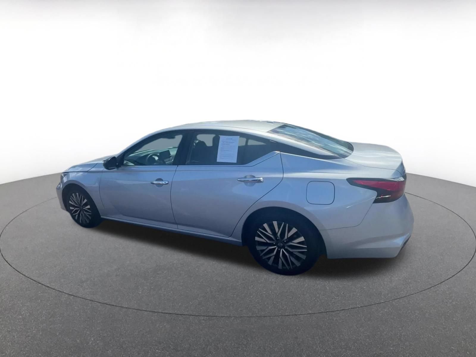 Used 2025 Nissan Altima 2.5 SV FWD image 10