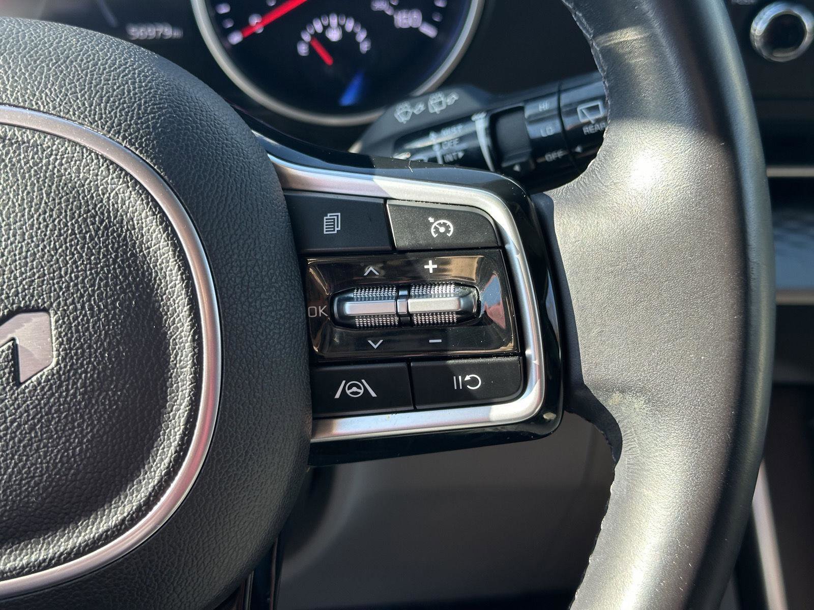 Used 2023 Kia Carnival LX w/ Paint Protection Package image 17