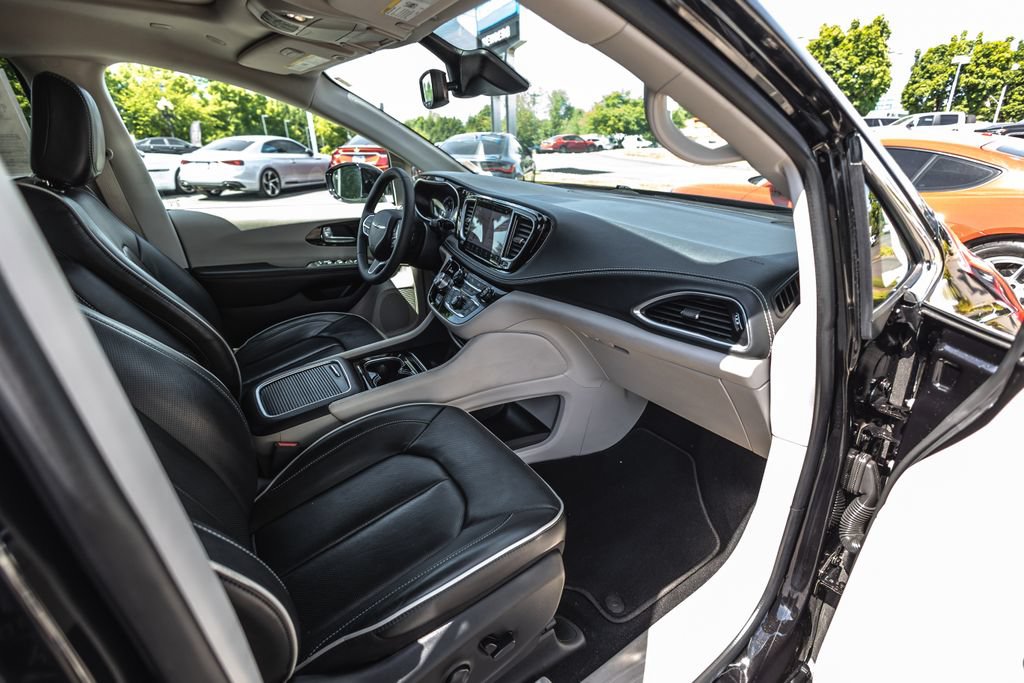 Used 2024 Chrysler Pacifica Limited FWD image 26