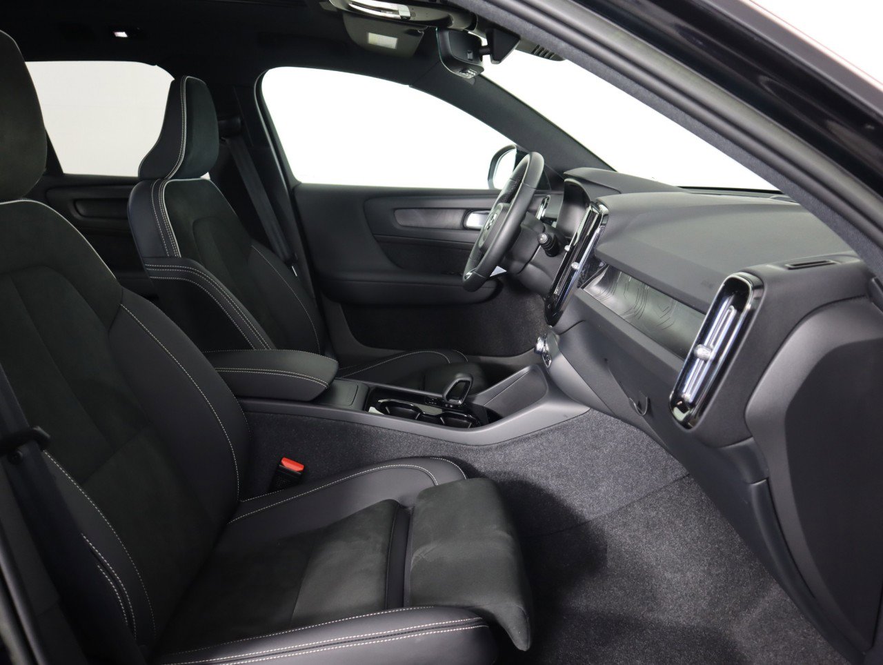 Used 2023 Volvo XC40 Recharge Plus image 10