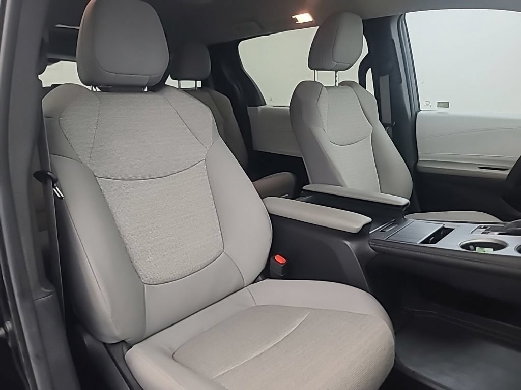 Used 2025 Toyota Sienna LE FWD image 17
