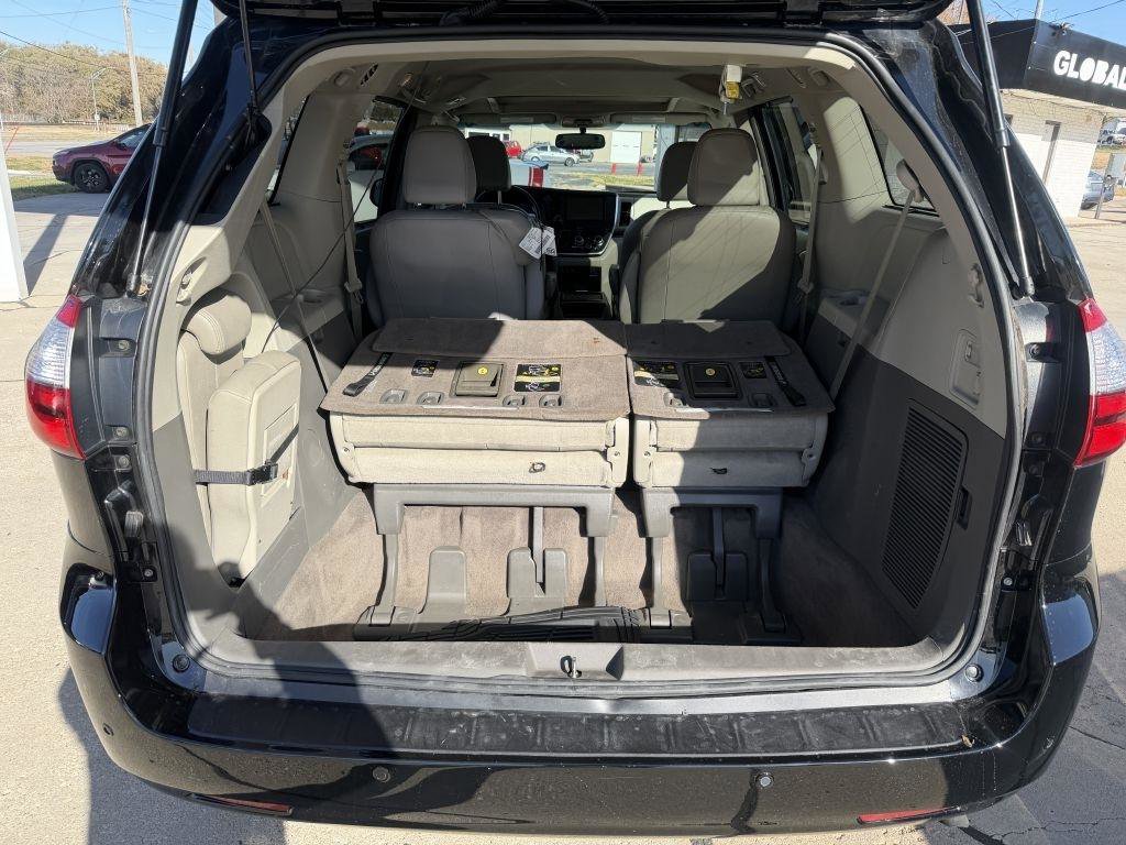 Used 2015 Toyota Sienna XLE w/ XLE Navigation Package FWD image 9