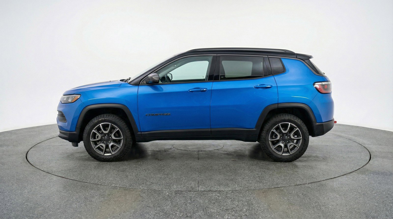 Used 2025 Jeep Compass Trailhawk AWD/4WD image 5