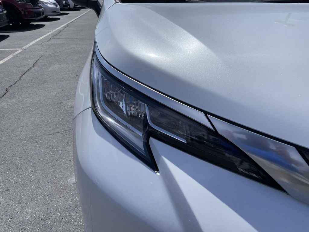 Used 2023 Toyota Sienna Limited image 16