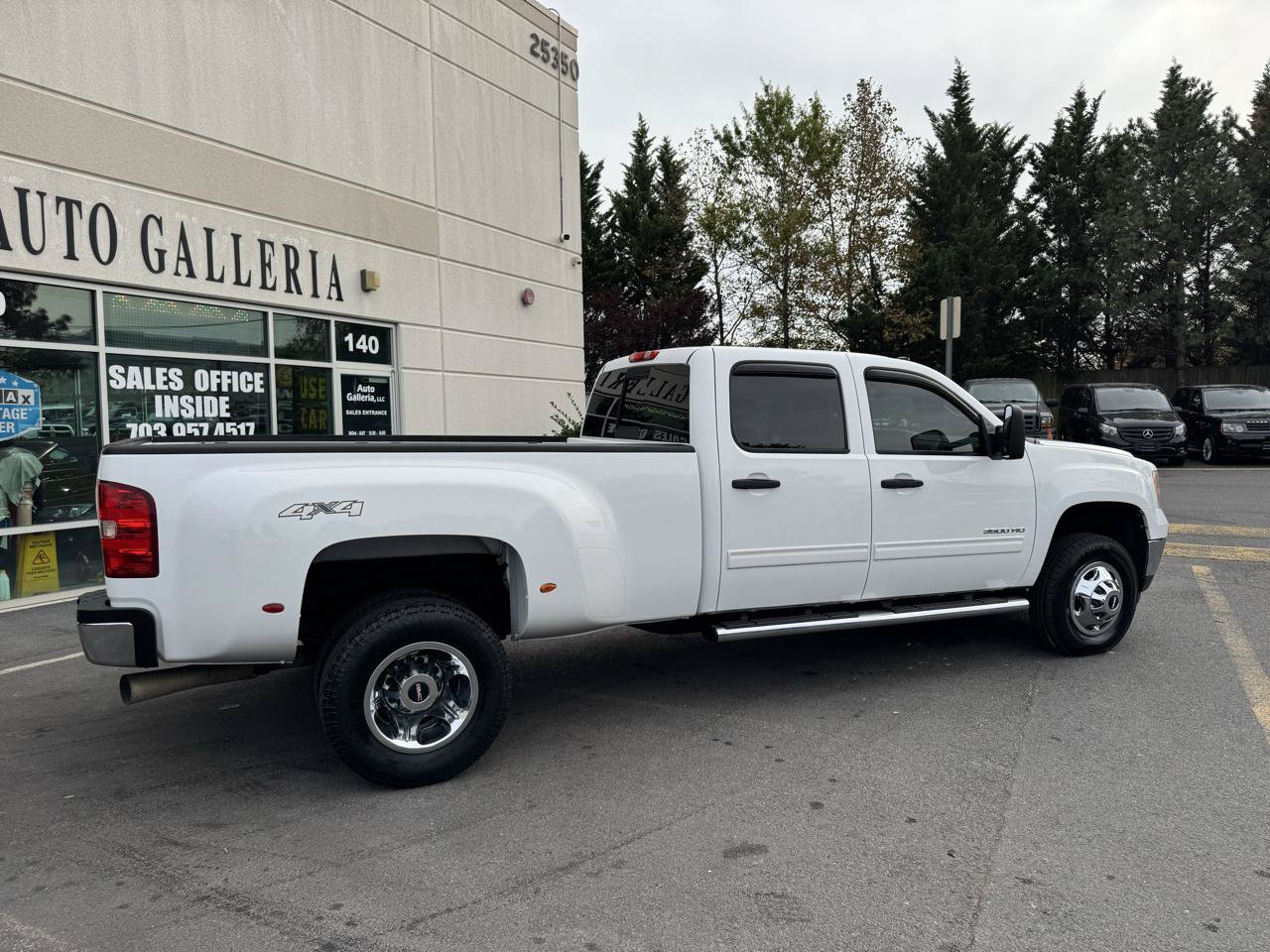 Used 2011 GMC Sierra 3500 SLE w/ SLE Preferred Package AWD/4WD image 3