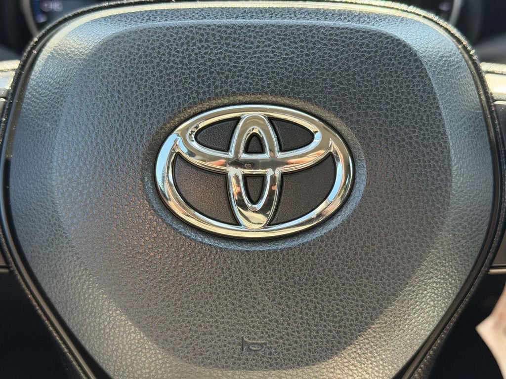 Used 2021 Toyota RAV4 LE AWD/4WD image 23