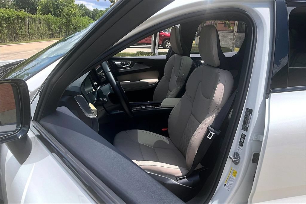 Certified 2026 Volvo XC60 B5 Plus AWD/4WD image 33