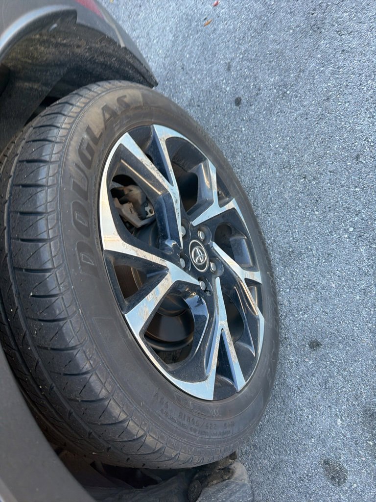 Used 2019 Toyota C-HR XLE image 5