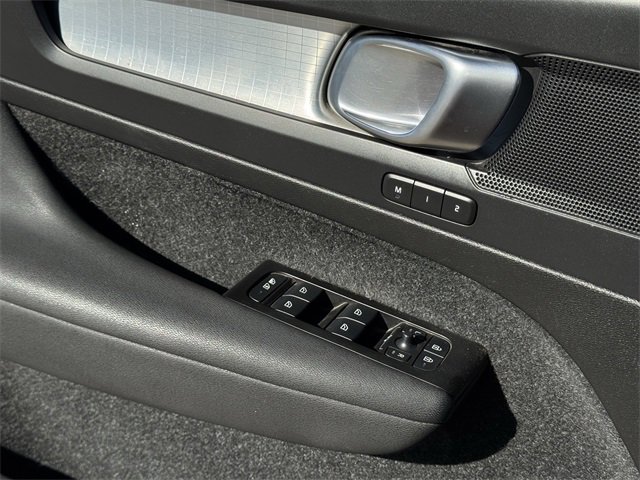 Used 2021 Volvo XC40 T4 Momentum image 24