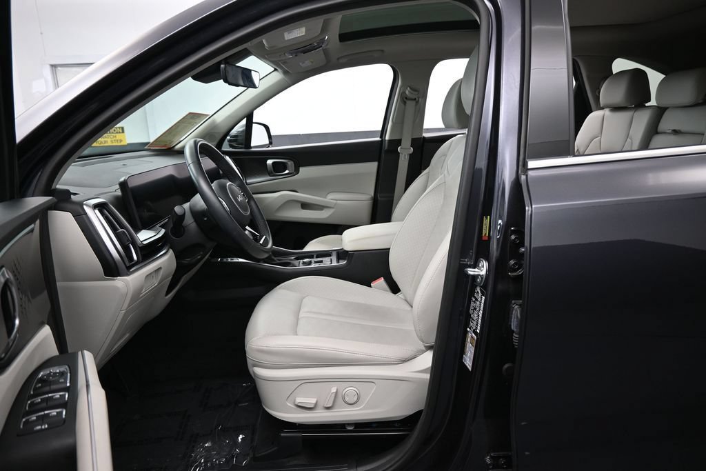 Used 2025 Kia Sorento S w/ Panoramic Sunroof Package FWD image 11