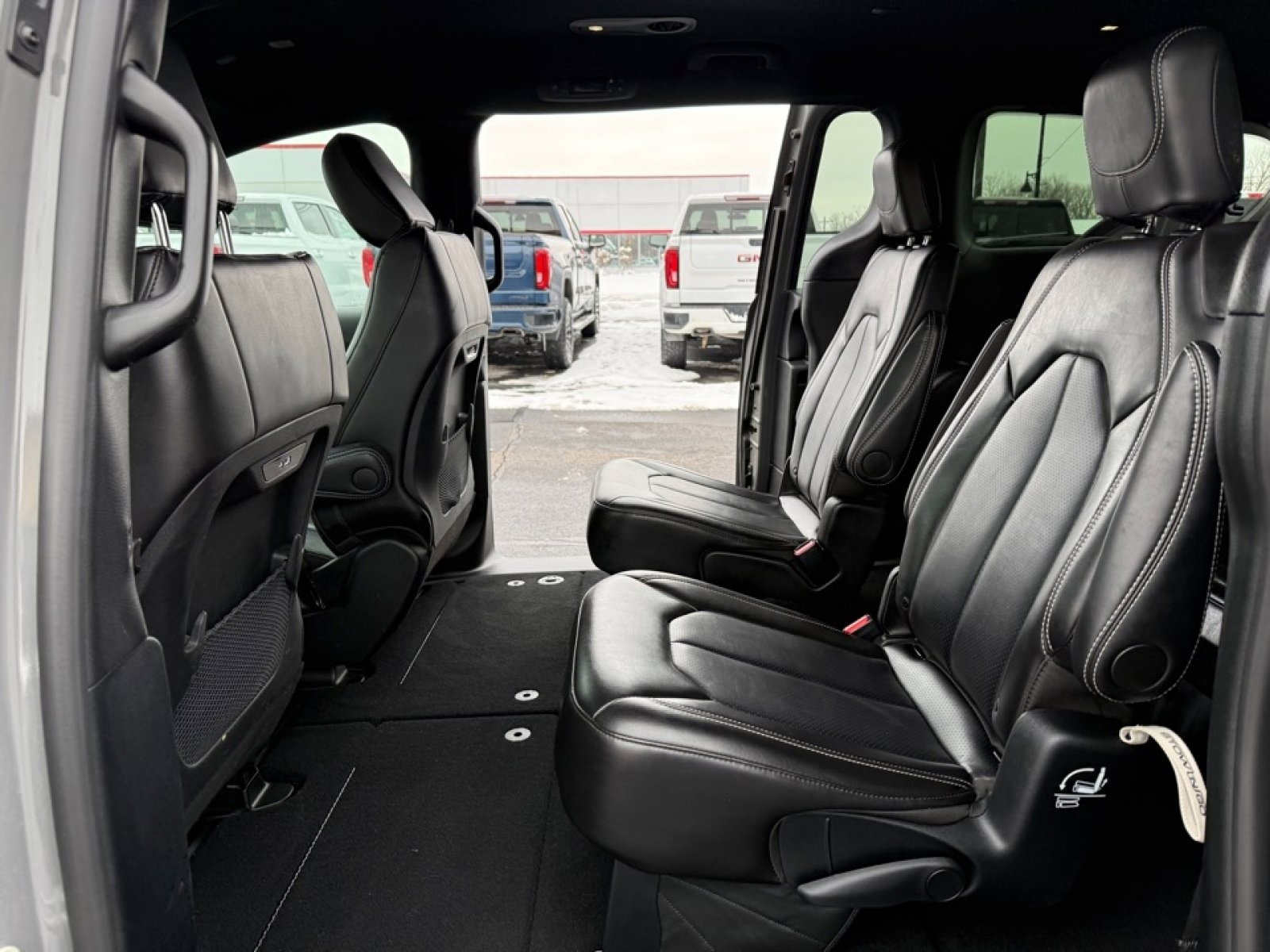 Used 2025 Chrysler Pacifica Select image 17