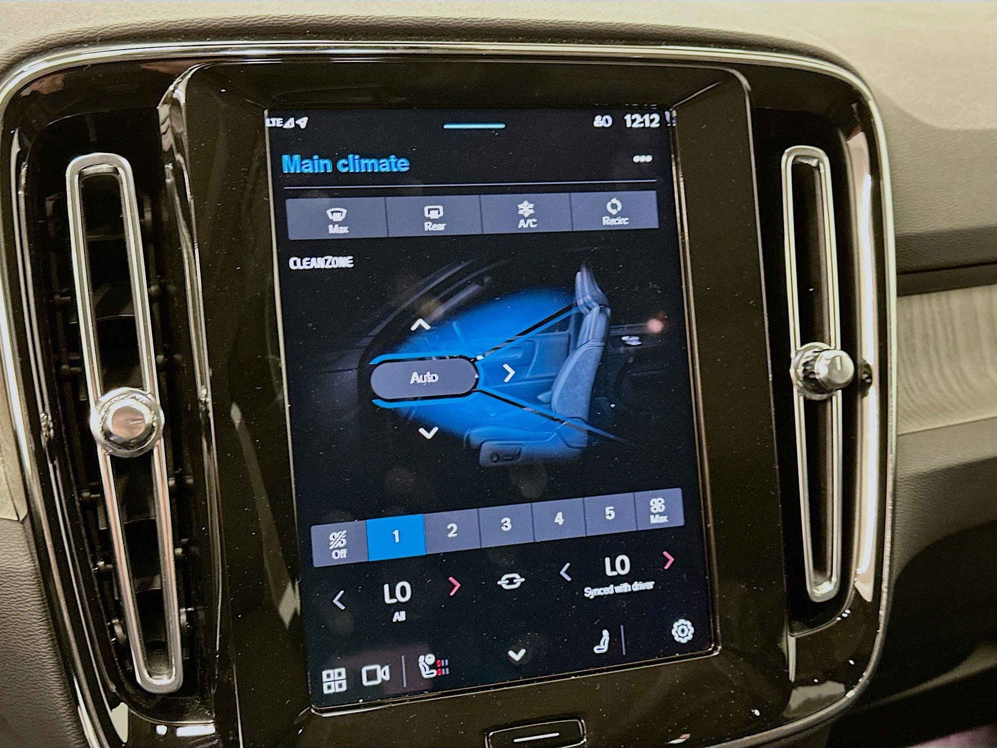 Used 2025 Volvo XC40 B5 Core image 24