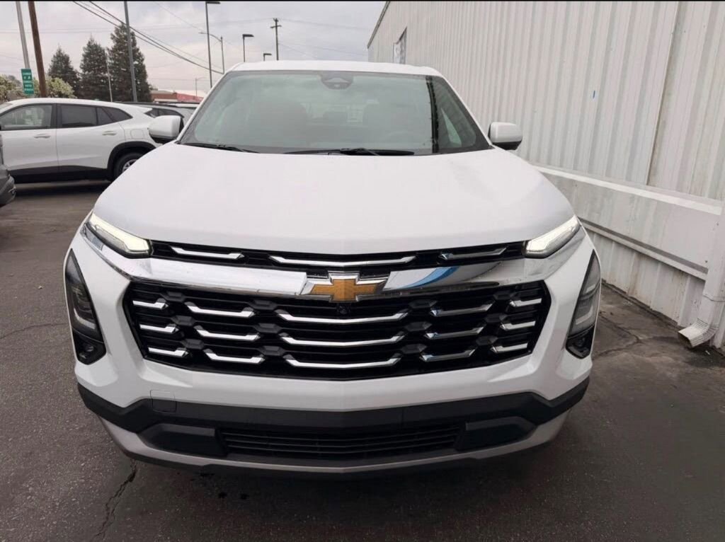 Used 2025 Chevrolet Equinox LT w/ Convenience Package II FWD image 3