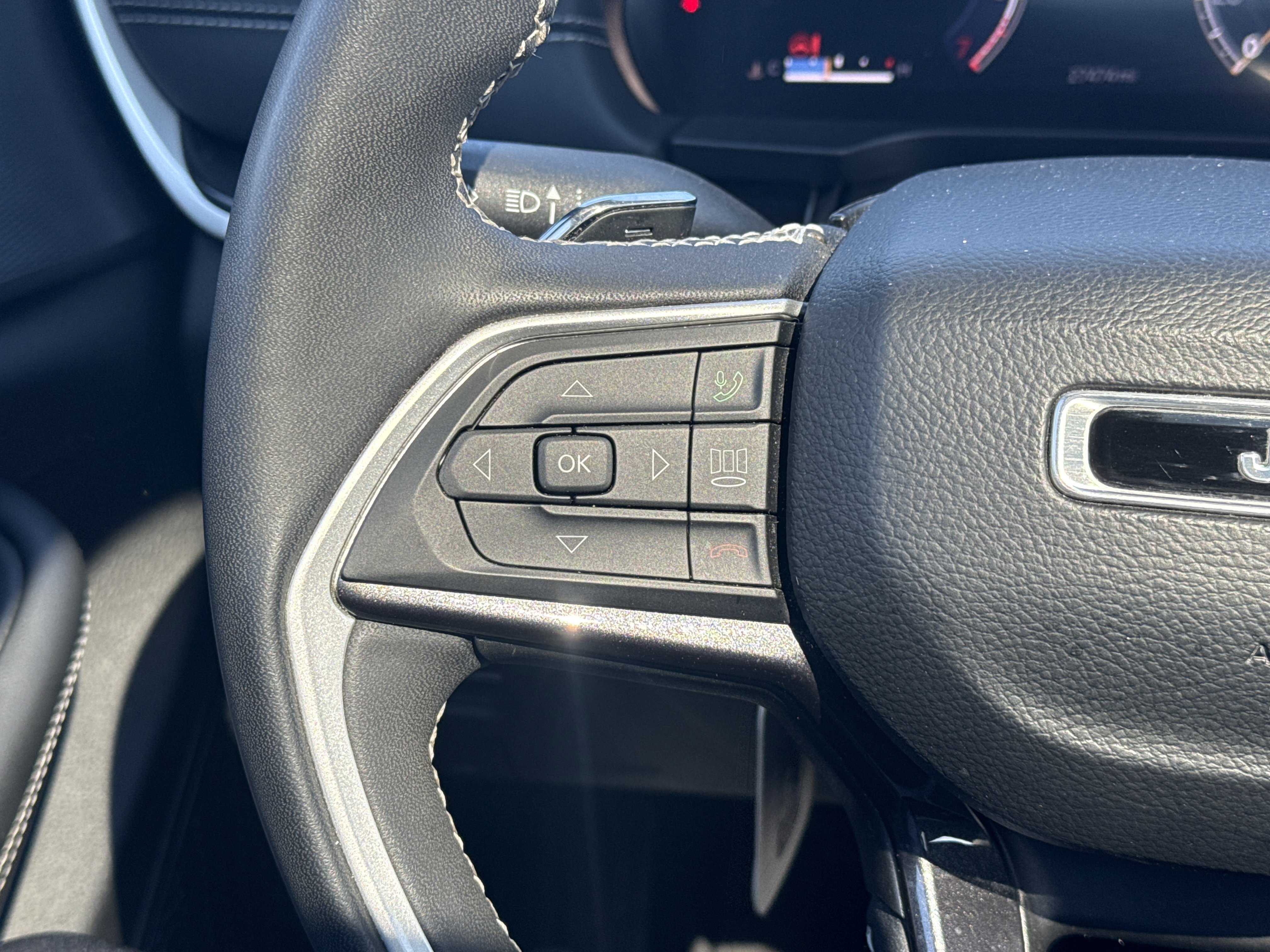 Used 2023 Jeep Grand Cherokee Altitude image 19