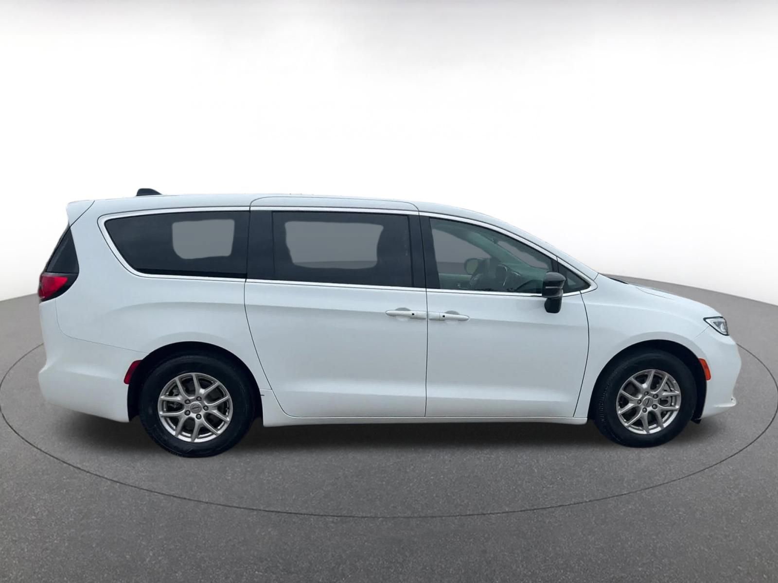 Used 2024 Chrysler Pacifica Touring-L image 16