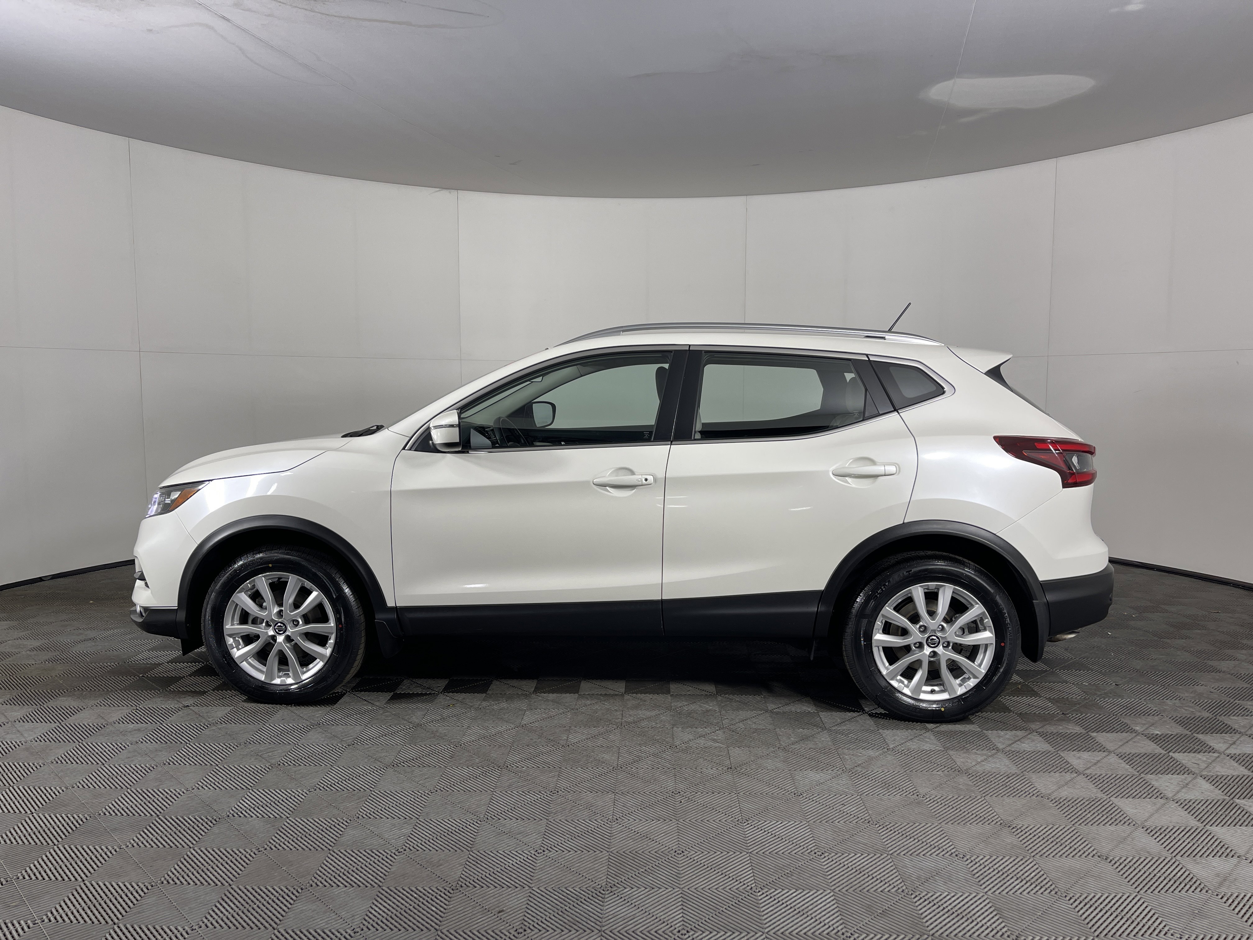 Used 2022 Nissan Rogue Sport SV image 3