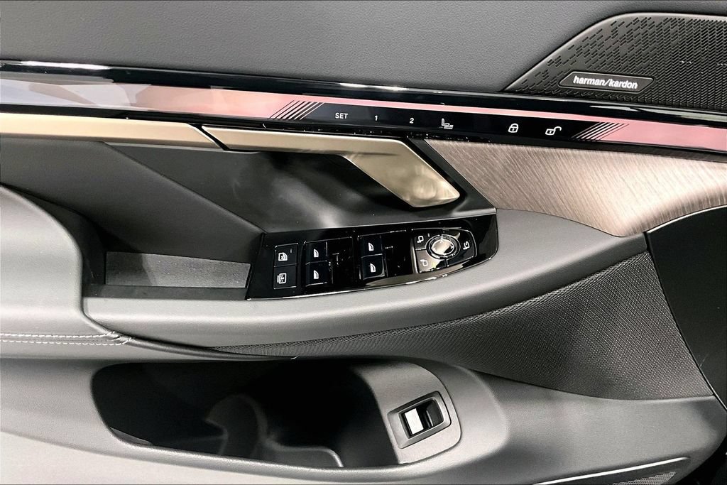 New 2026 BMW i5 eDrive40 w/ Executive Package RWD image 18