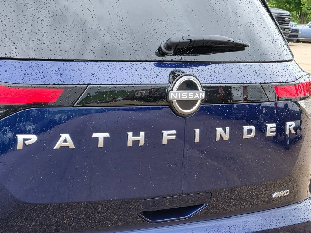 Used 2025 Nissan Pathfinder SV AWD/4WD image 10