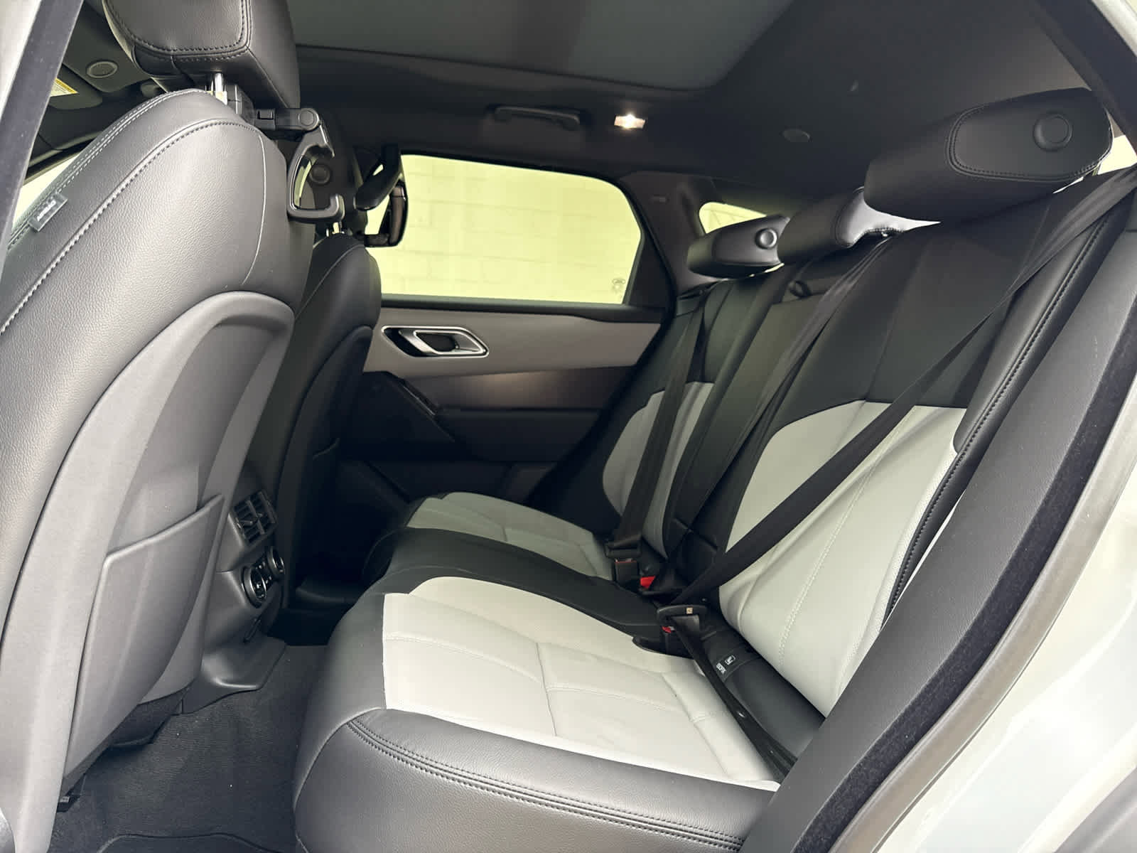 New 2026 Land Rover Range Rover Velar Dynamic SE image 16