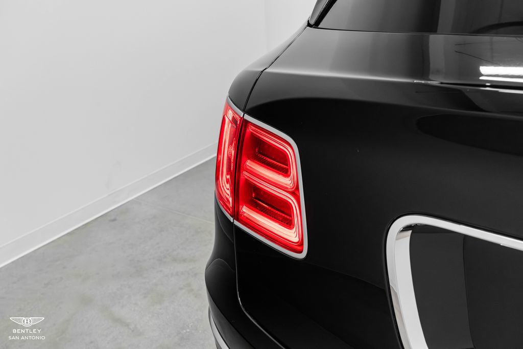 Used 2017 Bentley Bentayga AWD/4WD image 18
