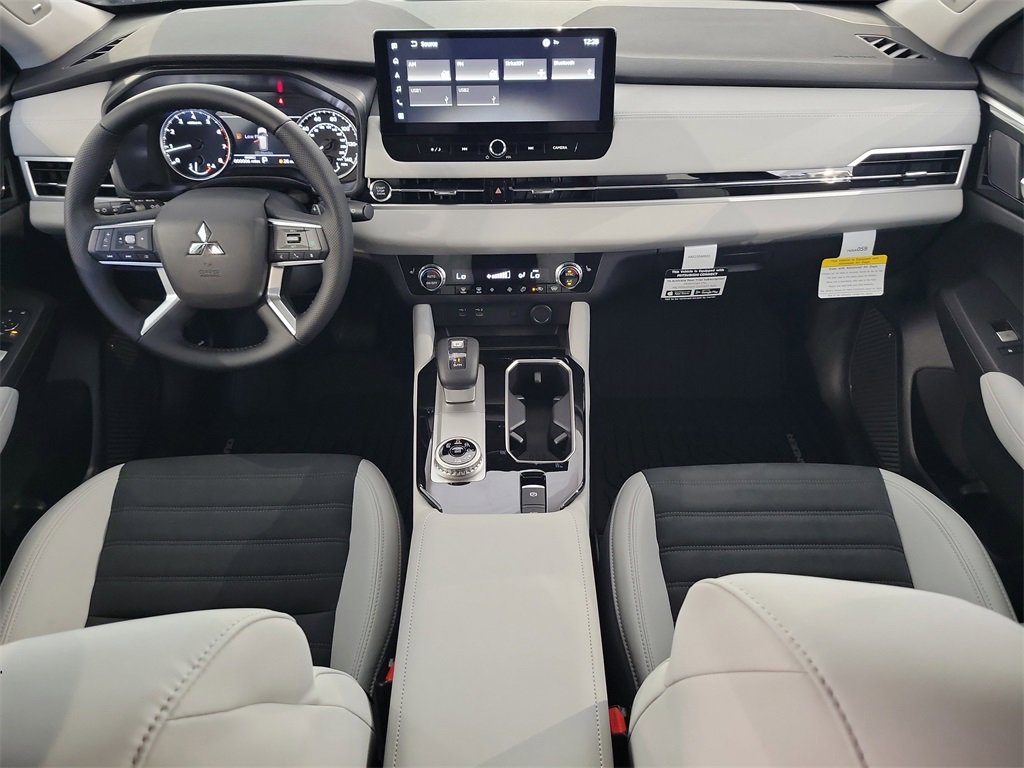 New 2025 Mitsubishi Outlander SE image 10