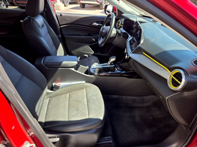 Used 2025 Chevrolet Trax LT w/ LT Convenience Package FWD image 15