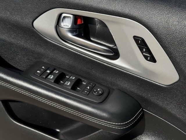 Used 2025 Chrysler Pacifica Limited FWD image 27