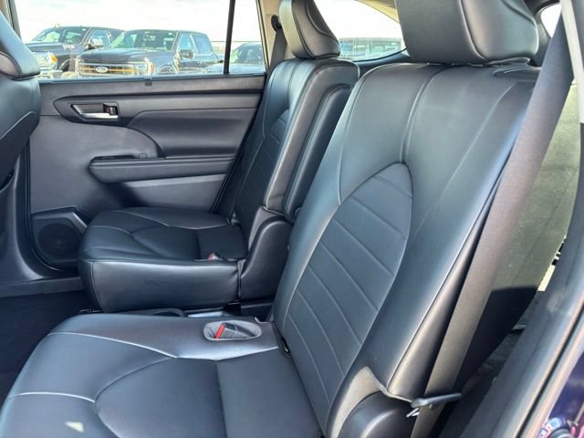 Used 2021 Toyota Highlander XLE AWD/4WD image 16