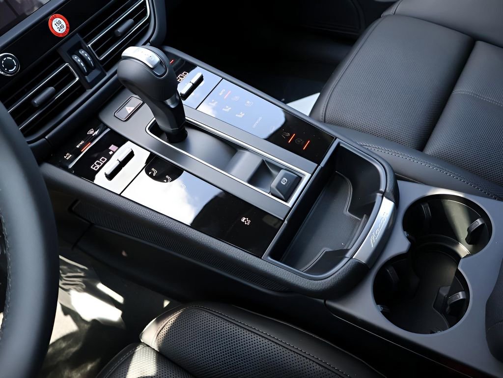 Certified 2025 Porsche Macan image 24