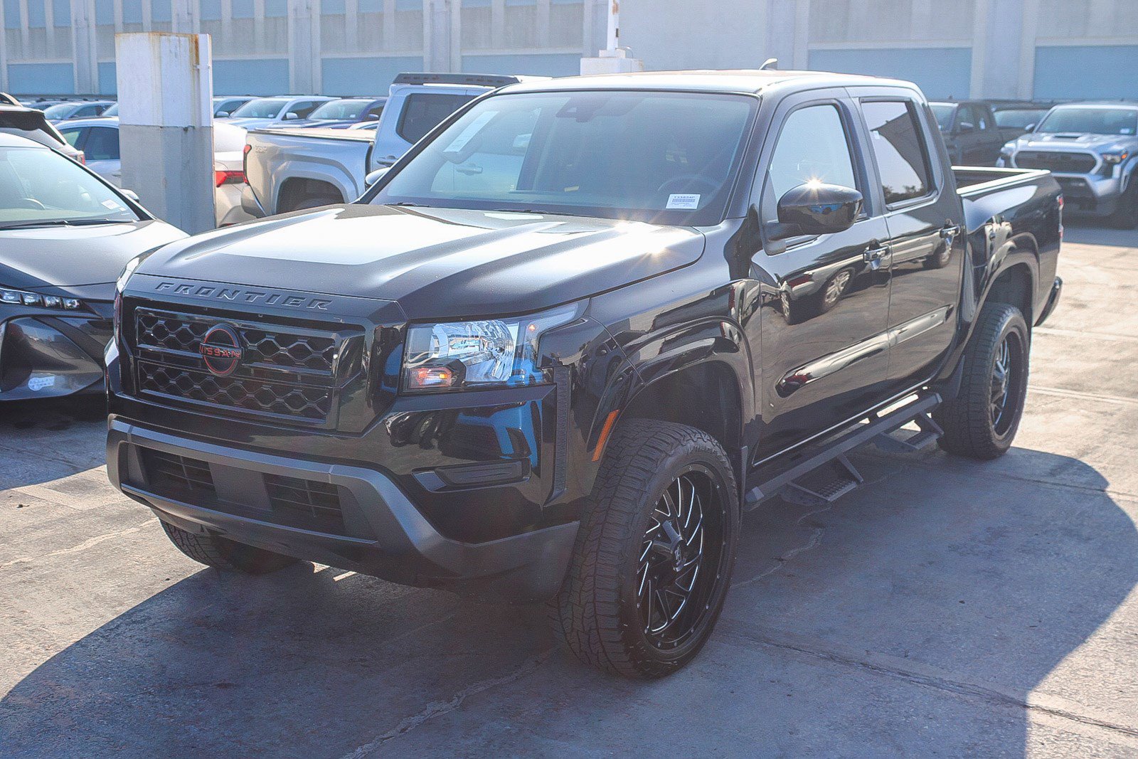 Used 2024 Nissan Frontier SV image 3