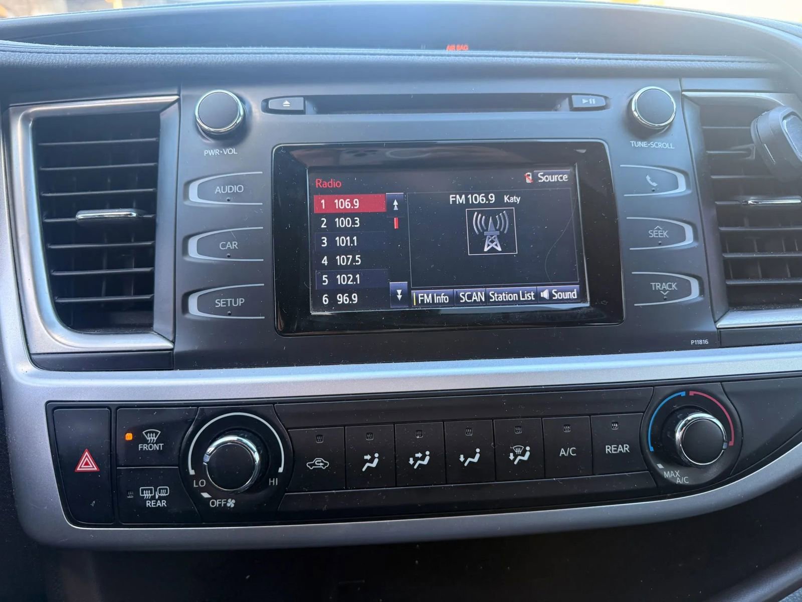 Used 2019 Toyota Highlander LE AWD/4WD image 19